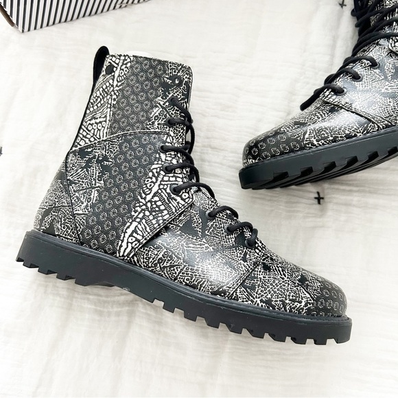 NEW Volcom Go Figure Black & White Graphic Lace Up Mid-Calf Boots Size US 6.5 - Picture 2 of 8